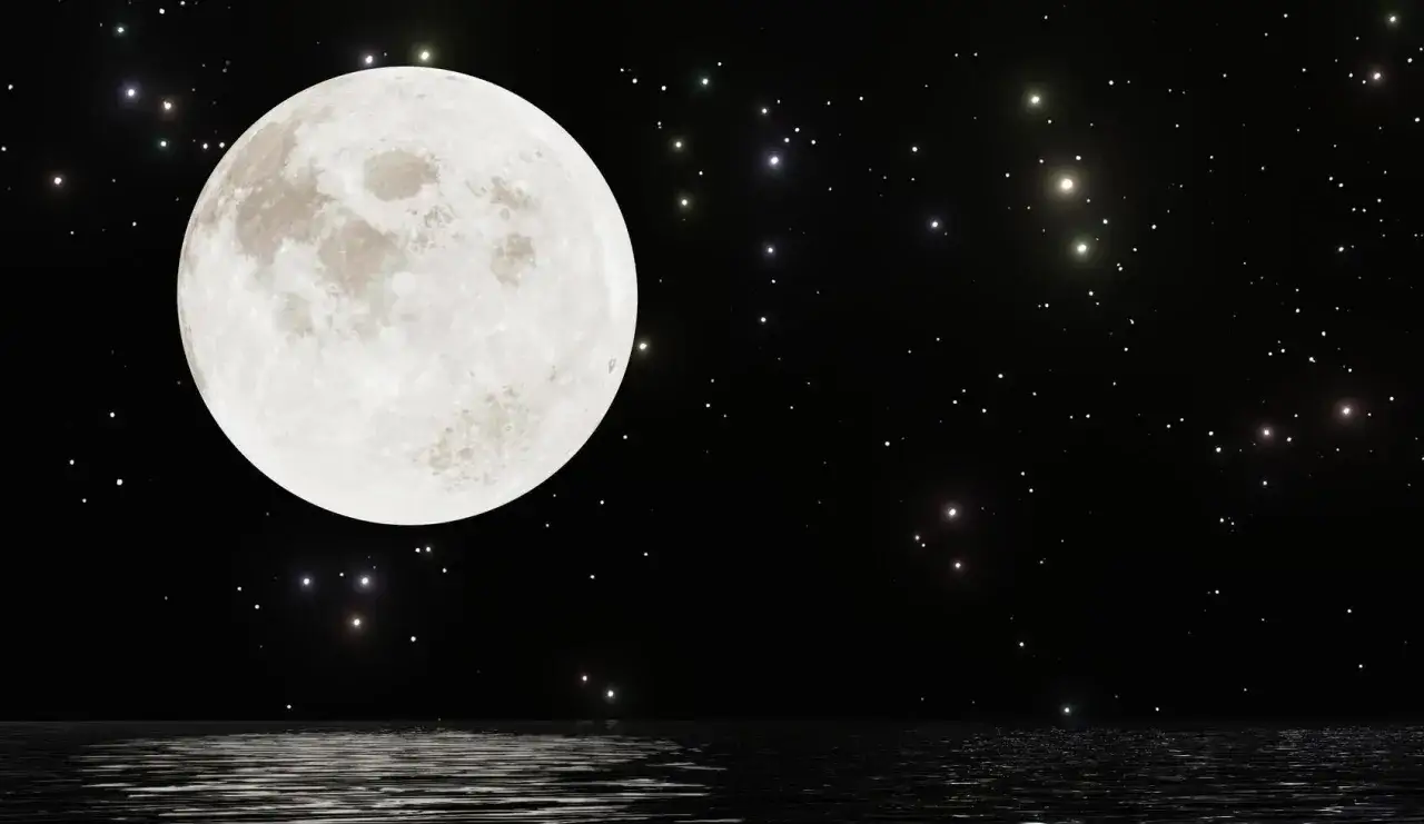 La luna llena, con su nombre, ilumina el mar estrellado.