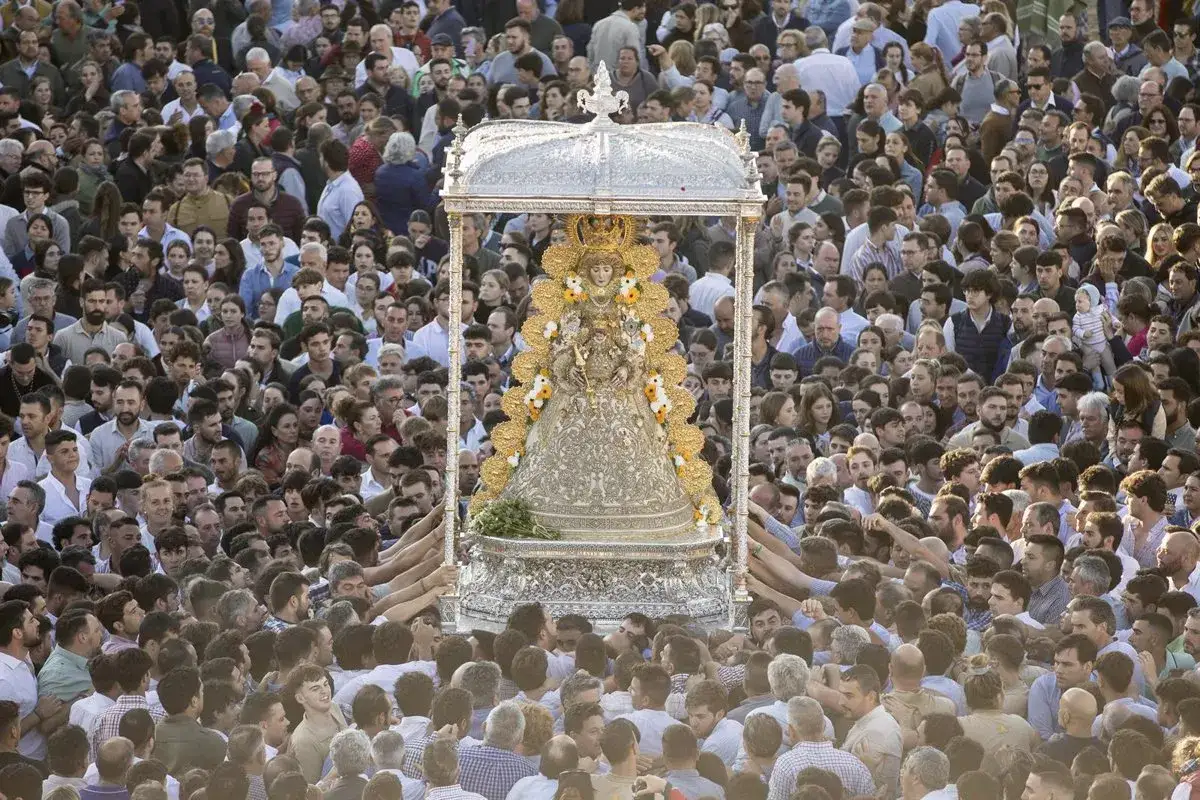 Multitud aclama a la Virgen del Roc&iacute;o, llevada en andas por devotos. El fervor de la gente, como el de Roc&iacute;o, se siente en el aire.