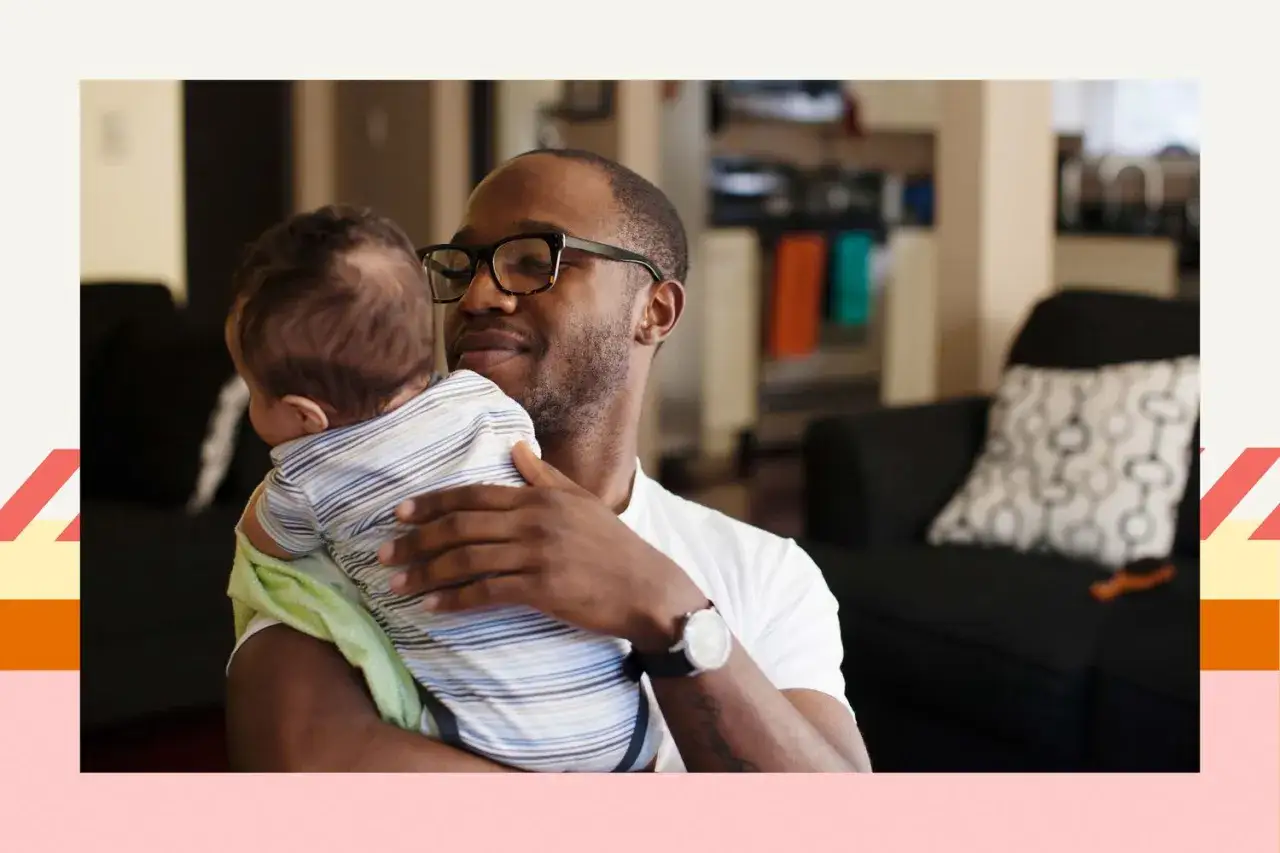 Padre con gafas abraza a su bebé, intentando ayudarle hasta cuando sacar gases bebe.