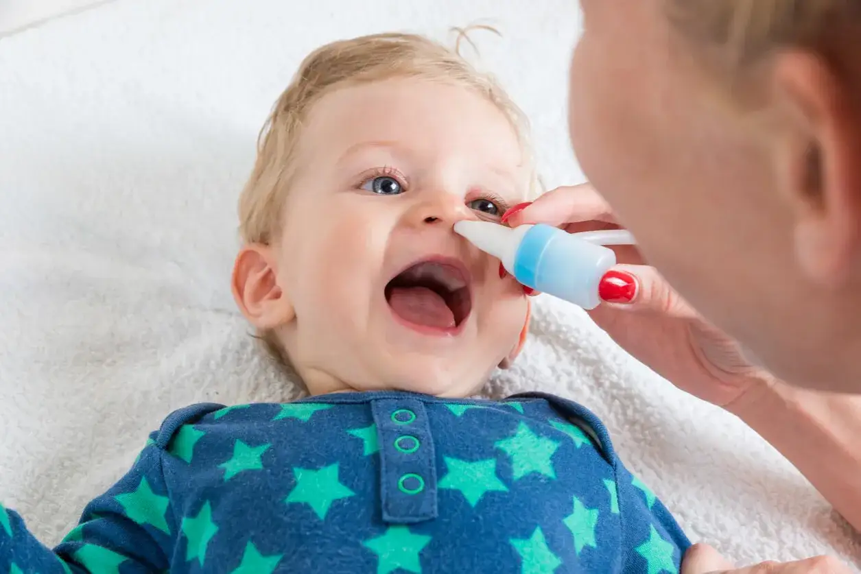 Beb&eacute; con aspirador nasal. La cantidad de cu&aacute;ntos lavados nasales se pueden hacer a un beb&eacute; depende de su estado.
