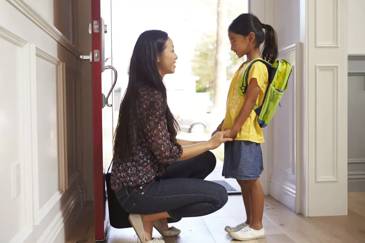 Madre habla con su hija, lista para la escuela. Un momento tierno que puede ser un desaf&iacute;o con la hiperactividad en ni&ntilde;os de 6 a 12 a&ntilde;os.