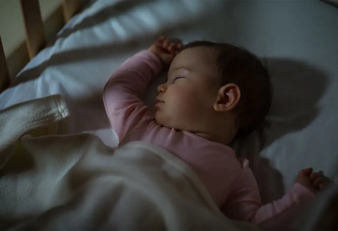 Mi beb&eacute; de 2 meses duerme toda la noche sin comer. Descansa pl&aacute;cidamente en su cuna, envuelto en mantas, con un sue&ntilde;o profundo y reparador.