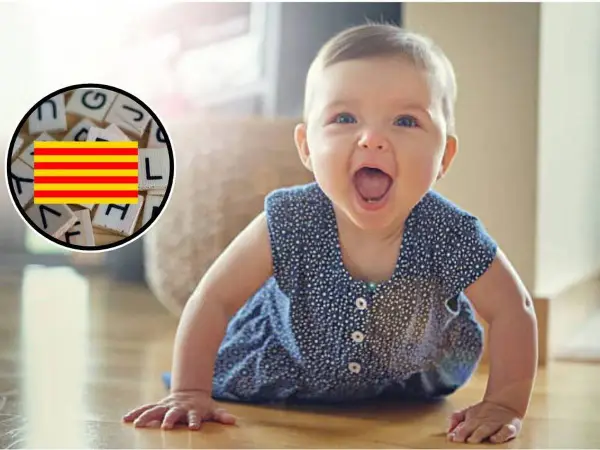 Bebé gateando con la bandera catalana y letras. ¿Será que su nombre, Gala, significa algo especial?