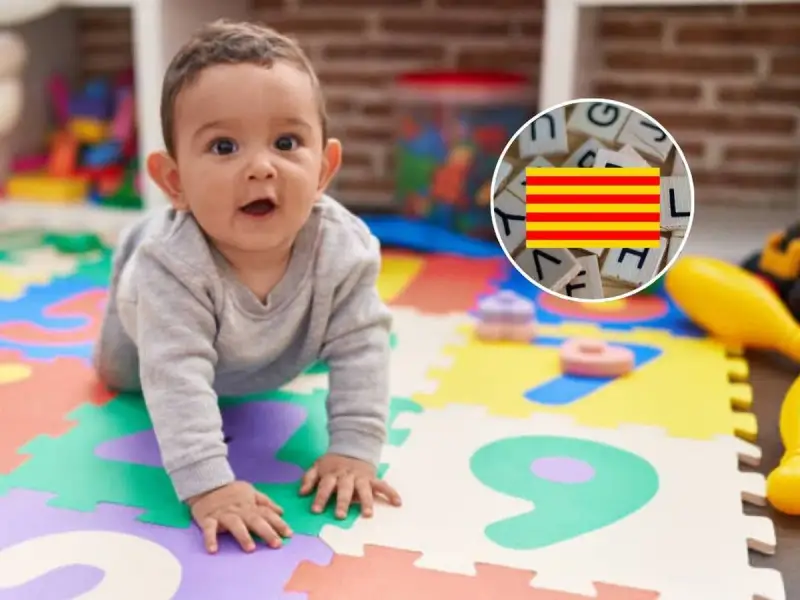 Bebé gateando sobre un tapete de números, con un círculo que muestra letras y la bandera de Cataluña.